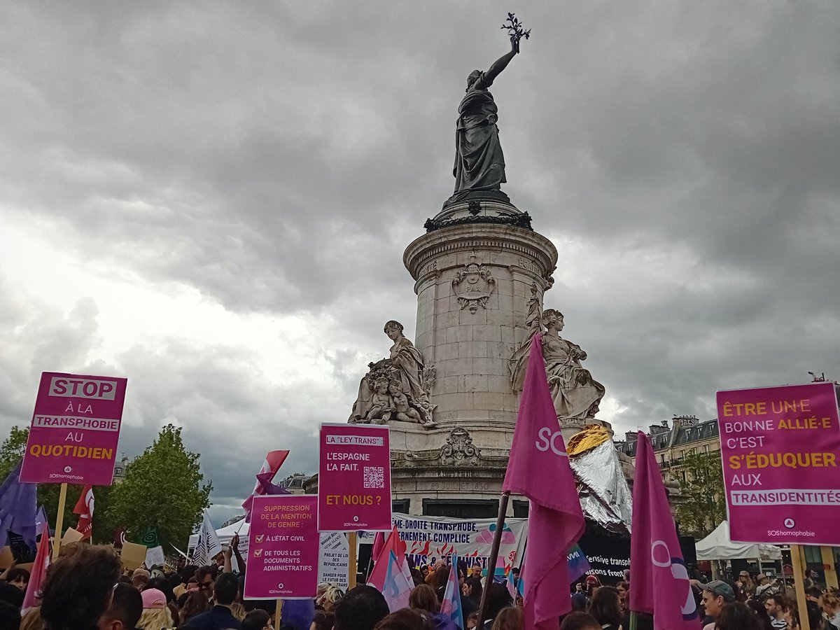 Face à la violente offensive de l'extrême droite et des conservateurs contre les droits trans, les #SocialistesDeParis sont présents au rassemblement à République pour rappeler que la transphobie est un délit et que la haine n'aura jamais sa place à Paris. 🏳️‍⚧️✊🏼 #LeCombatContinue