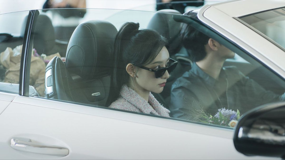 kdrama_menfess's tweet image. •kdm• 

Isi script nya Kim Soohyun x Kim Jiwon buat Queen of Tears era honeymoon be like:

Kiss💋💋💋kiss💋💋💋kiss💋💋💋

Di special episode 2 tvN ngasih clips kissing mereka yg lebih banyak guys, termasuk yg di atas mobil ini🤧 meskipun masih  (cont..)