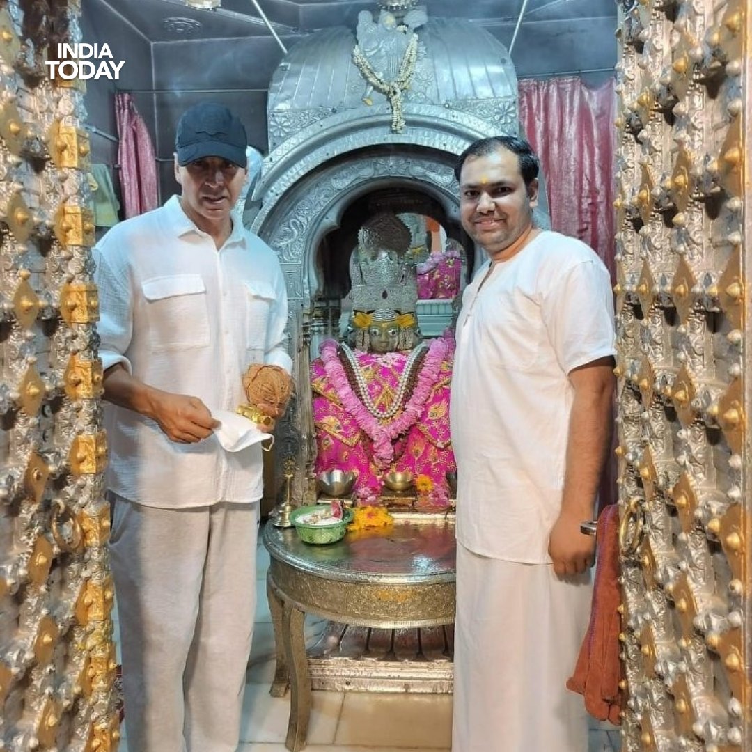 Akshay Kumar (@akshaykumar) seeks blessings at Pushkar's Brahma Temple #AkshayKumar #Pushakr #ITCard