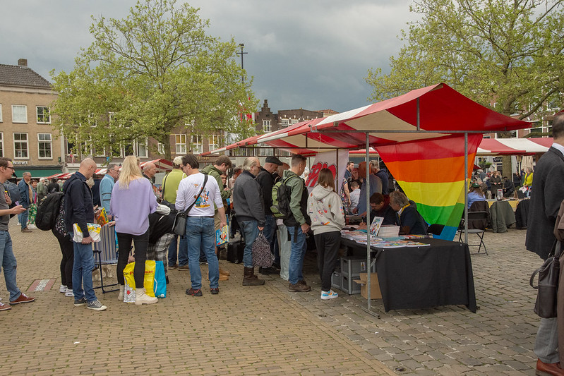 MontagneRuud's tweet photo. Strips op de Markt https://t.co/LgGrJNHy5P