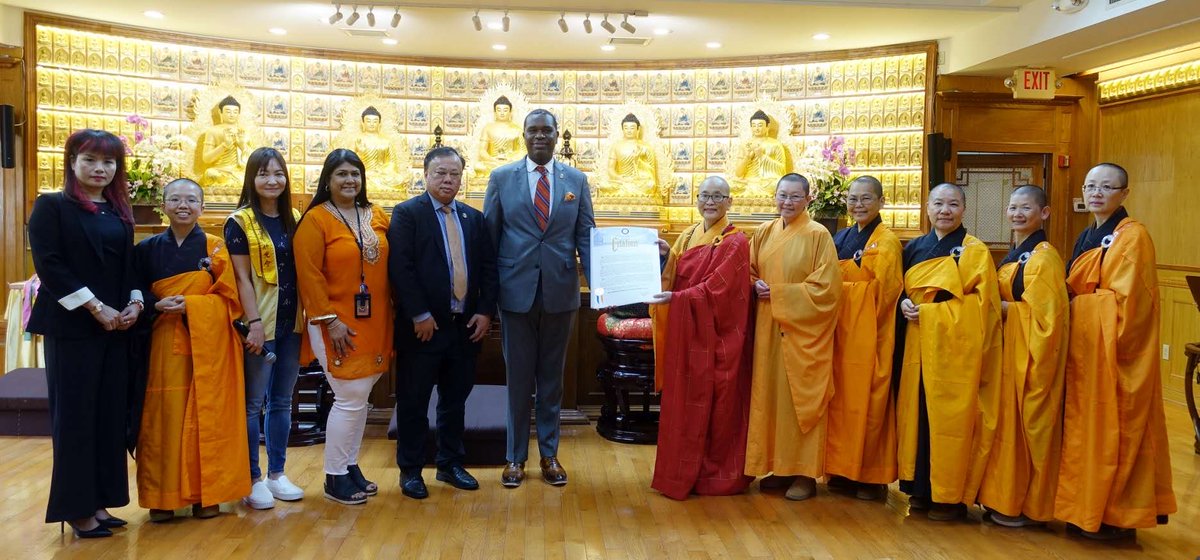 mayorsCAU's tweet image. On the #NYCDayOfPrayer, we honored the important role that houses of worship play in local communities. Here, @NYCFaithOffice Executive Director and @mayorsCAU AAPI Liaison presented a proclamation to International Buddhist Progress Society in #Flushing, #Queens.