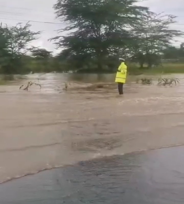 Dedicated Traffic Police  Officers spotted controlling traffic despite the heavy rains and floods ❤️. Watch