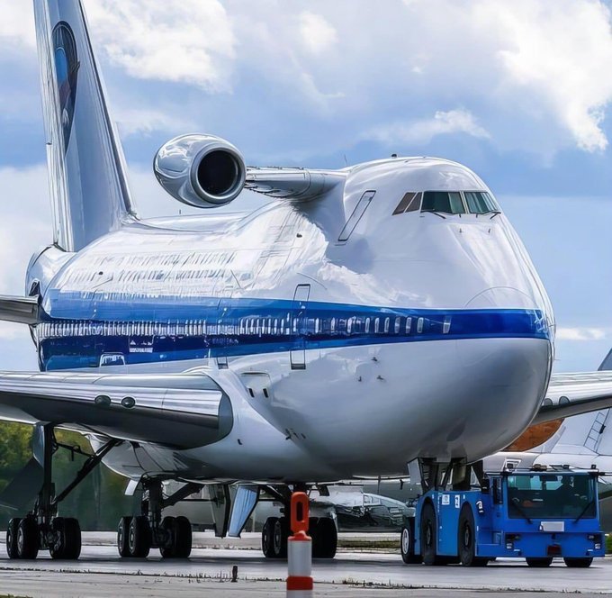 All the maintenance lads are down the pub for a Sunday roast, hopefully that young trainee has sorted the engine issue out so that 747 can get going.