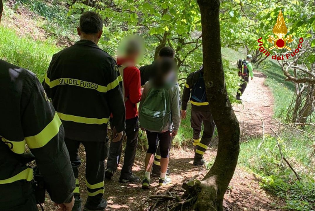 Ritrovata dai #vigilidelfuoco una ragazza che stamattina si era smarrita tra i boschi di Matelica durante una escursione con i propri genitori. Impiegato nelle operazioni un elicottero del reparto volo Toscana

#5maggio #Macerata