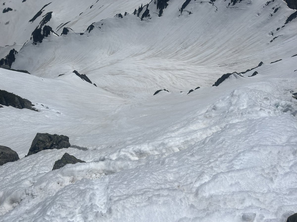 黒部源流3泊4日。縦溝だらけで心配したが天気に恵まれ黒部五郎、水晶と良いザラメ滑れて最高でした。魅力的な斜面が沢山あったのでまた行くでしょう！