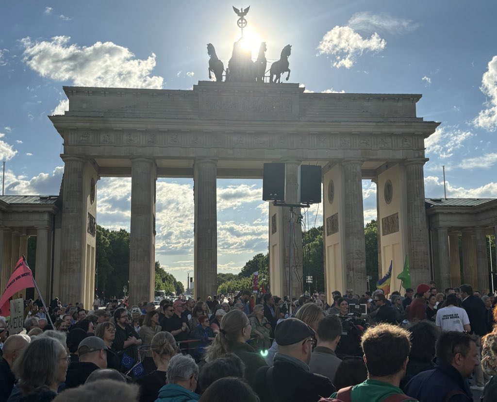 Solidarität mit @MattEcke. Viele Menschen am Brandenburger Tor, die ein friedliches Zeichen gegen Gewalt setzen wollen. Unsere Demokratie lässt sich nicht einschüchtern.