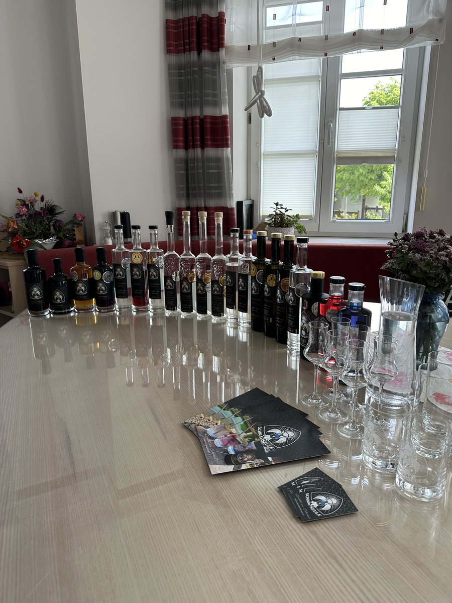 schnapseule's tweet photo. 🦉Verkostung ✅🦉
#schnapseule #edelbrand #verkostung #schnaps #gin #gintonic #likör #frizzante #sekt #spirituosen #edelbrandverkostung #schnapsverkostung #weinviertel #genuss https://t.co/h4v8kHNmoY