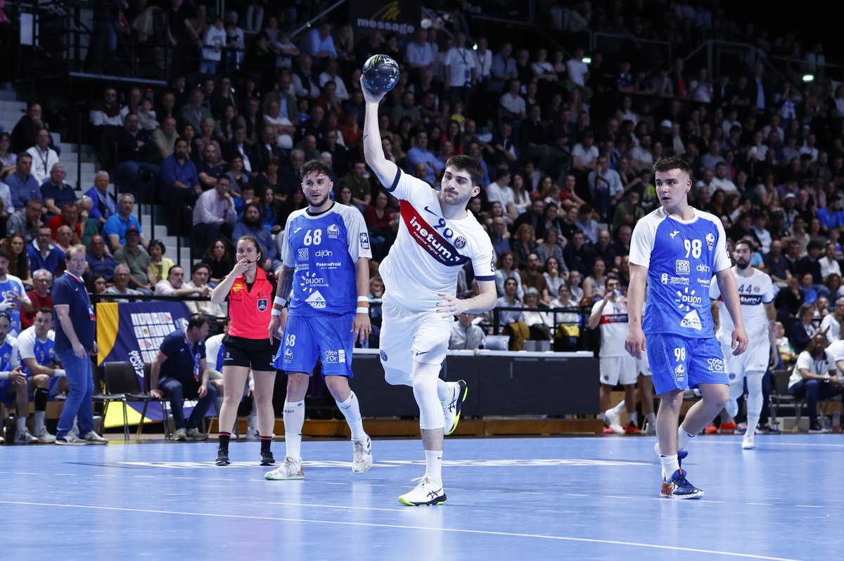 psghand's tweet photo. 49' : Le jet de 7m de Léo termine encore dans la lucarne ! (27-31) #DIJPSG https://t.co/9JSFsE4PcT