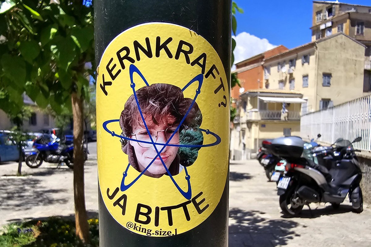 Was will uns dieser Aufkleber an einem Laternenmast in der Altstadt von Kerkyra (Korfu Stadt) wohl sagen und warum? 🤔