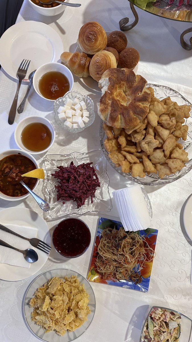 Pengalaman bermalam di yurt, rumah ala orang-orang nomaden di Asia Tengah. Per orang bayar 2,750 KGS (Kyrgyzstani Som), atau setara 495,000 IDR, per malamnya, udah include makan malam dan sarapan. Makanannya buanyakk dan enak-enak. Best lah.