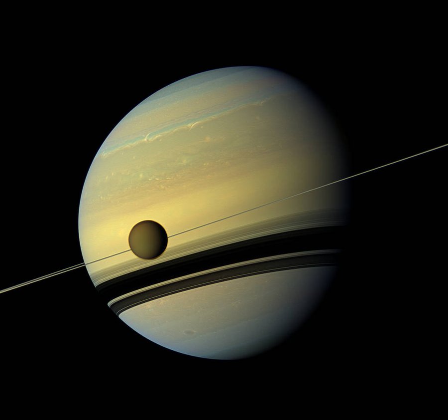 En 2005, la nave espacial Cassini realizó un sobrevuelo cercano de Saturno y su luna Titán, captando la imagen de abajo.

Titán es el único mundo conocido, aparte de la Tierra, que contiene lagos y mares.

Pero no de agua, sino de metano líquido y otros hidrocarburos.