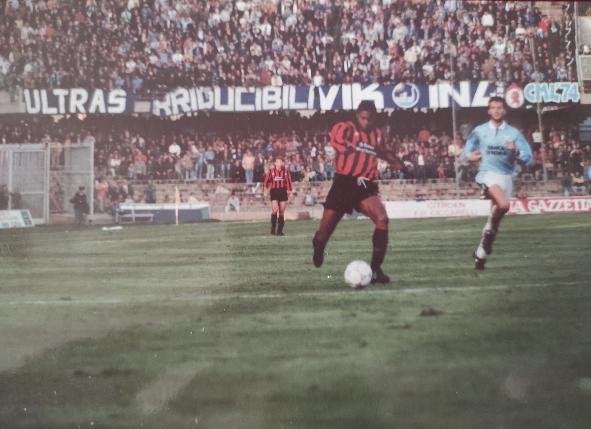 Bryan Roy  inseguito da Favalli, sullo sfondo Petrescu.
Foggia-Lazio 2-1, 10a, 1992/93 (fonte: Fb).
Non potevo proprio non postarla.
È domenica, #ForzaFoggia!