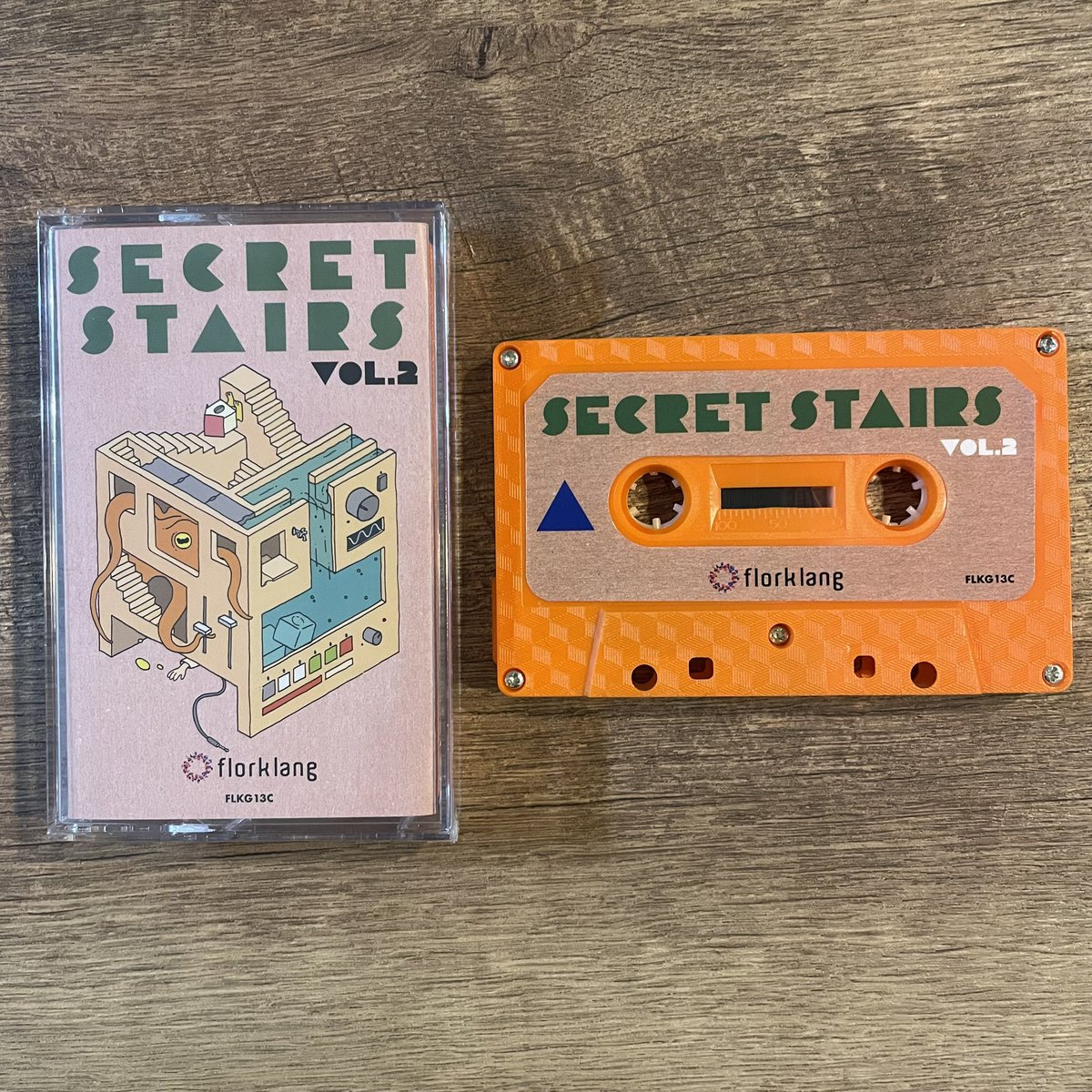 florklang's tweet photo. ニューリリース！
当レーベルのコンピレーションアルバム「Secret Stairs vol.2」をリリースしました。世界中から素敵な面々が参加してくれました。購入はbandcampからどうぞ。カセットご購入の方には@sun_cassette がデザインしたジャケットのステッカーが付きます。
https://t.co/fF4OvVVf0n https://t.co/acMJsFStbc