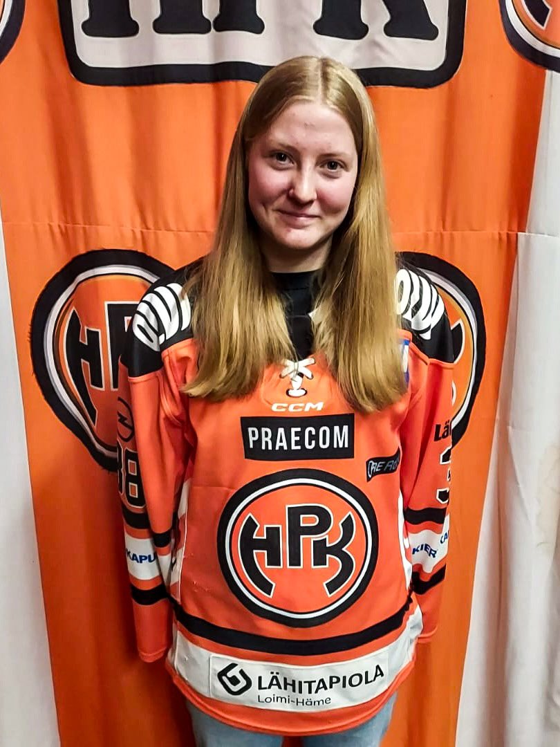 Maalivahtitrio on nyt selvillä, kun Janika Järvikari on allekirjoittanut vuoden jatkosopimuksen. Lisäksi uutena maalivahtina Hämeenlinnaan saapuu Pihla Ikonen.

15-vuotias Ikonen pelasi viime kaudella Mikkelin Jukureiden poikien U15 AAA-joukkueessa.

#NaistenLiiga #HPK #Hämpton