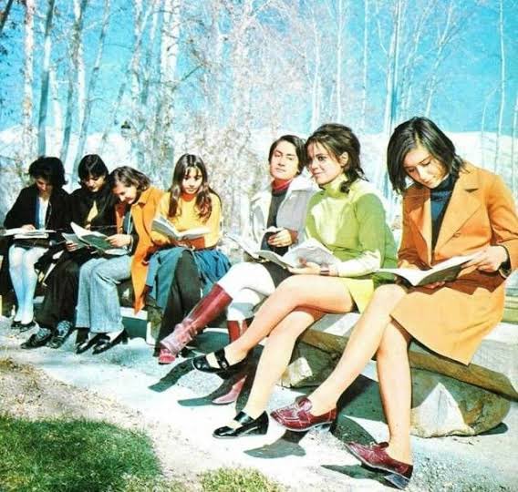 🧵1:  IRANIAN WOMEN PRIOR to the 1979 REVOLUTION. 

Women were free to have a casual coffee or go to the cinema with a male. 

Free to dance and sing and enjoy life.  

Women and men mixed freely.

#MiddleEast #Iran #MahsaAmini #WomenLifeFreedom