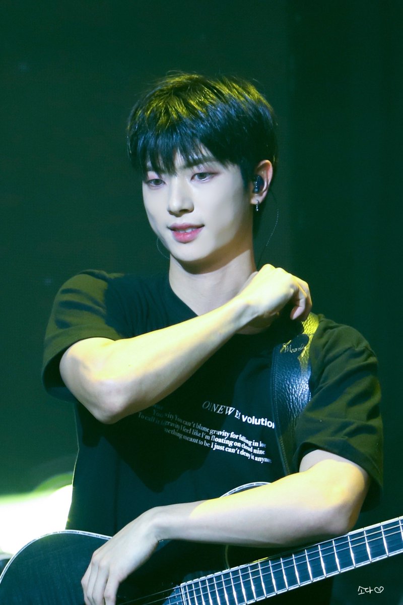 240505 오뉴3
덮머 넘 이뿌다 헝구야🖤💜

#원위 #강현