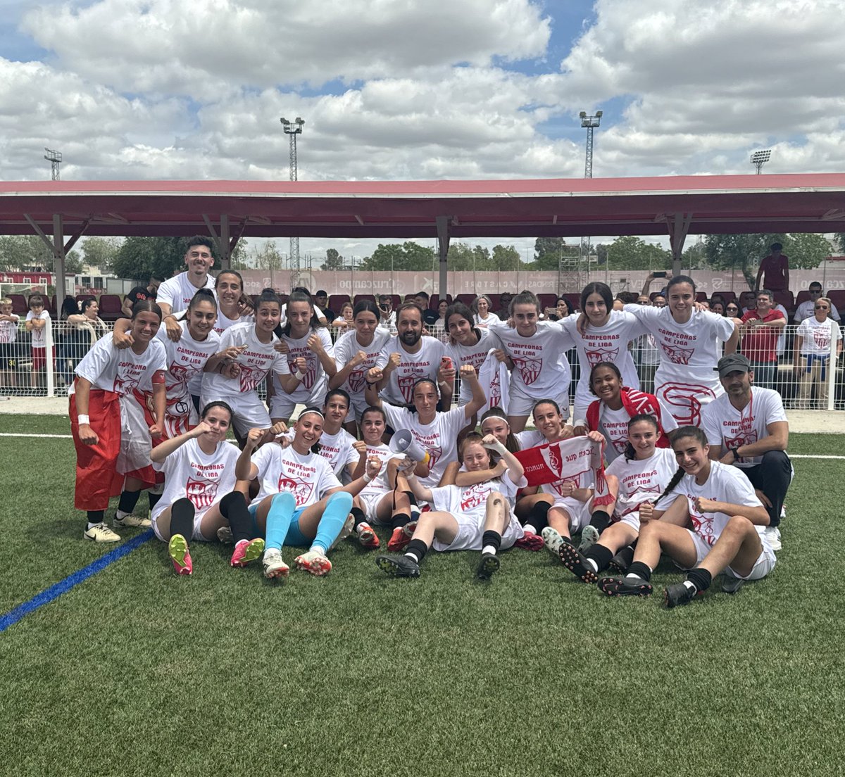 SevillaFC_Fem's tweet image. 🏆 𝗖𝗔𝗠𝗣𝗘𝗢𝗡𝗔𝗦 🏆

El #SevillaFCFem Cadete se hace con el título liguero con jornadas de adelanto. ¡Enhorabuena, EQUIPO! 👏🏻😍

#CanteraSevillaFC