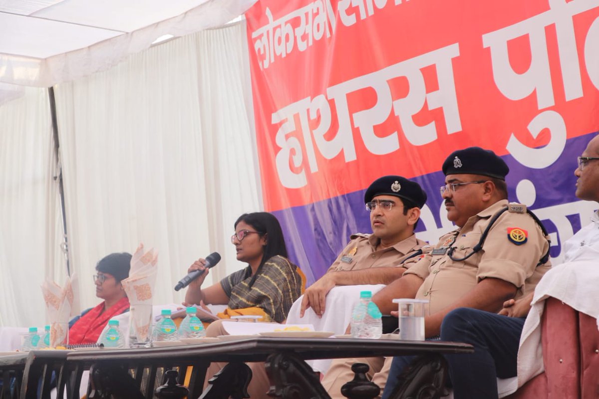 dm_hathras's tweet image. लोकसभा सामान्य निर्वाचन 2024 को निष्पक्ष एवं सकुशल सम्पादित कराये जाने के उद्देश्य से मा०सामान्य प्रेक्षक महोदया ने जिला निर्वाचन अधिकारी @archana_ias2014 के साथ पैरा मिलिट्री फोर्स के अधिकारियों एवं जोनल/सैक्टर मजिस्ट्रेट के साथ पुलिस लाईन में बैठक कर आवश्यक दिशा निर्देश दिए।