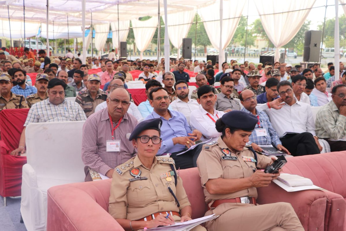 dm_hathras's tweet image. लोकसभा सामान्य निर्वाचन 2024 को निष्पक्ष एवं सकुशल सम्पादित कराये जाने के उद्देश्य से मा०सामान्य प्रेक्षक महोदया ने जिला निर्वाचन अधिकारी @archana_ias2014 के साथ पैरा मिलिट्री फोर्स के अधिकारियों एवं जोनल/सैक्टर मजिस्ट्रेट के साथ पुलिस लाईन में बैठक कर आवश्यक दिशा निर्देश दिए।