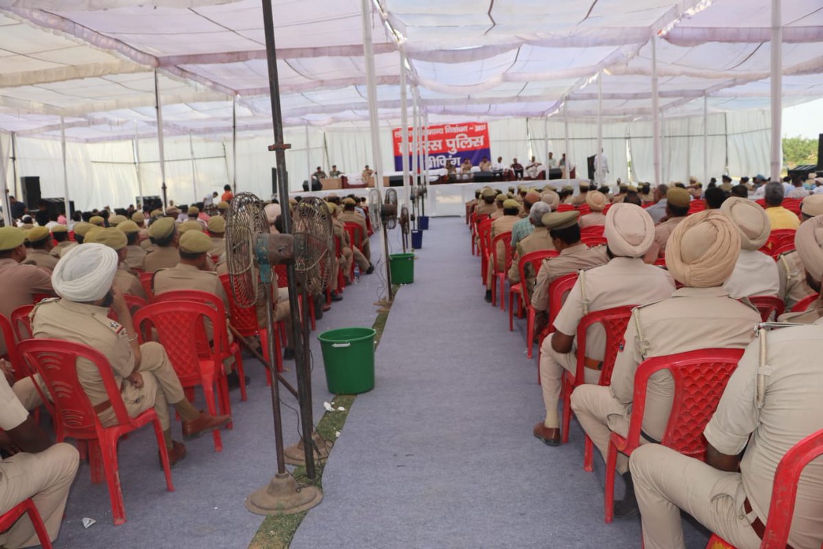 dm_hathras's tweet image. लोकसभा सामान्य निर्वाचन 2024 को निष्पक्ष एवं सकुशल सम्पादित कराये जाने के उद्देश्य से मा०सामान्य प्रेक्षक महोदया ने जिला निर्वाचन अधिकारी @archana_ias2014 के साथ पैरा मिलिट्री फोर्स के अधिकारियों एवं जोनल/सैक्टर मजिस्ट्रेट के साथ पुलिस लाईन में बैठक कर आवश्यक दिशा निर्देश दिए।