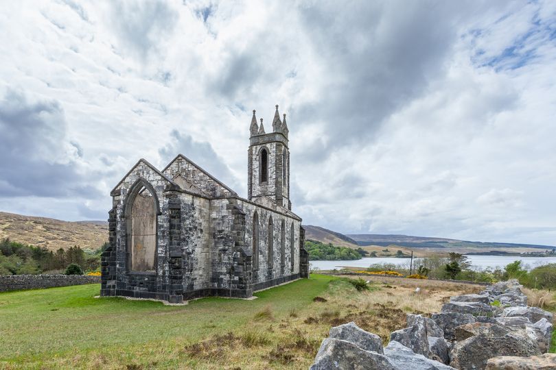 When we plan your trip to Ireland you’ll want to step back in time and visit the enchanting Dunlewey Church in County Donegal. Built in 1853, this picturesque church boasts breathtaking views of Dunlewey Lough lade. #TravelIreland #HistoricSites #IrishHeritage