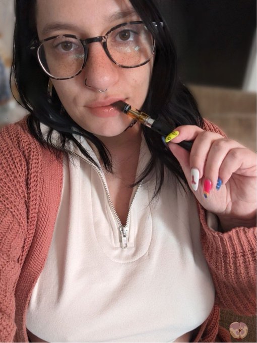 Smoke Sunday ft me, anime &amp; my weed vape! Who's in??? 😄 https://t.co/fdl5JIp7SO