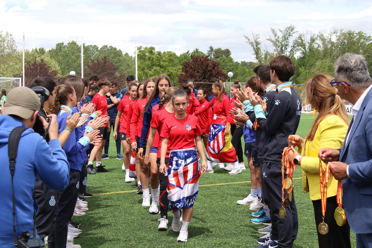 👋🏻Hoy hemos vivido a pie de campo el torneo @FutbolAlalpardo con el exseleccionador y anfitrión de la competición, Vicente del Bosque 🥃 @CanteraGTF y @AtletiAcademia han sido los campeones en categoría masculina y femenina