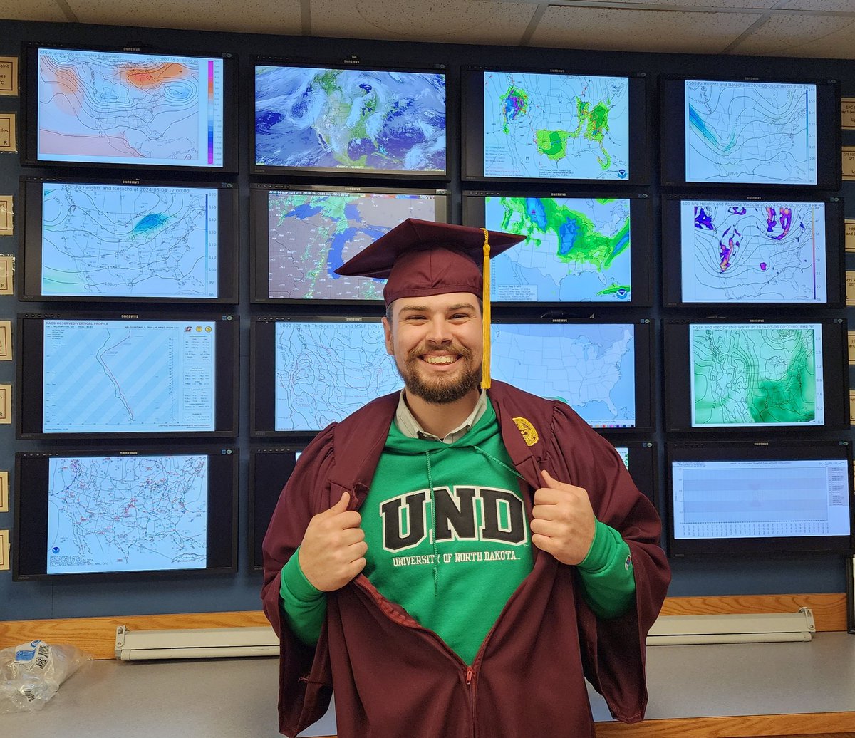 Undergrad at @cmuweather: ✅️. Next up: master's at @UNDATSC. 

I have many people to thank for supporting me & encouraging me in my pursuit to redirect my career from broadcast to grad school. I really didn't forsee myself doing this. Here's to the next chapter! #FightingHawks