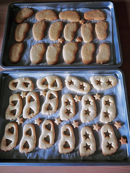 I will treat you to these delicious cookies in the shape of feet hehe ^^ p.s. It wasn't me who baked