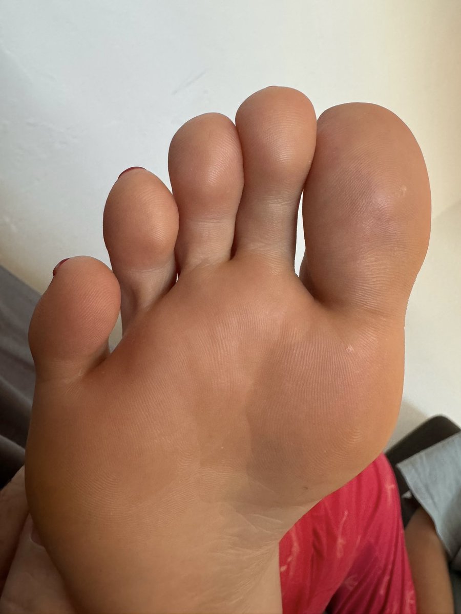 hang10toess's tweet image. RT this if you think my feet are 🔥