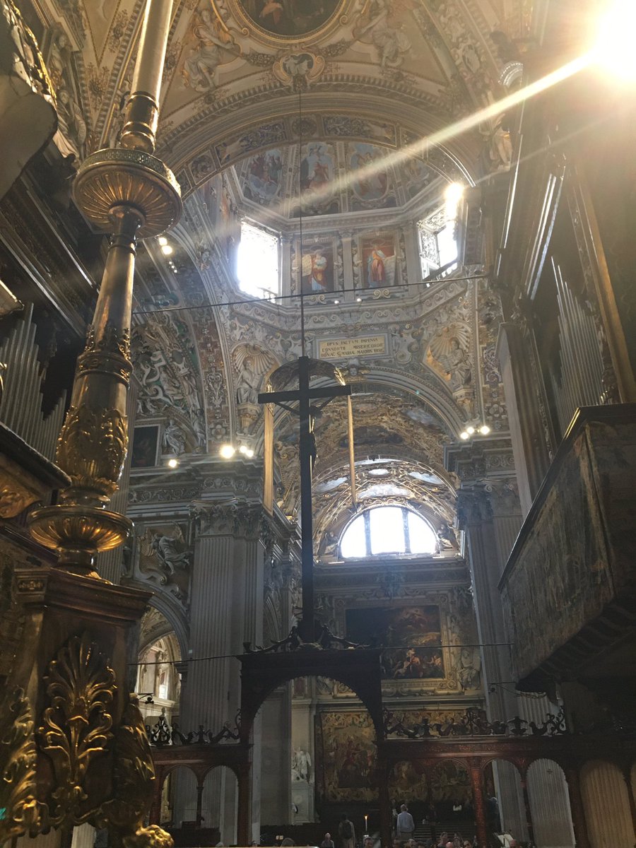 Basilica Santa Maria Maggiore edificata a partire dalla seconda metà del XII secolo, stile Romanico, sobrio e lineare. Fu voluta dai bergamaschi come voto perché la Madonna ponesse fine a un lungo periodo di epidemie. Bergamo #domenica