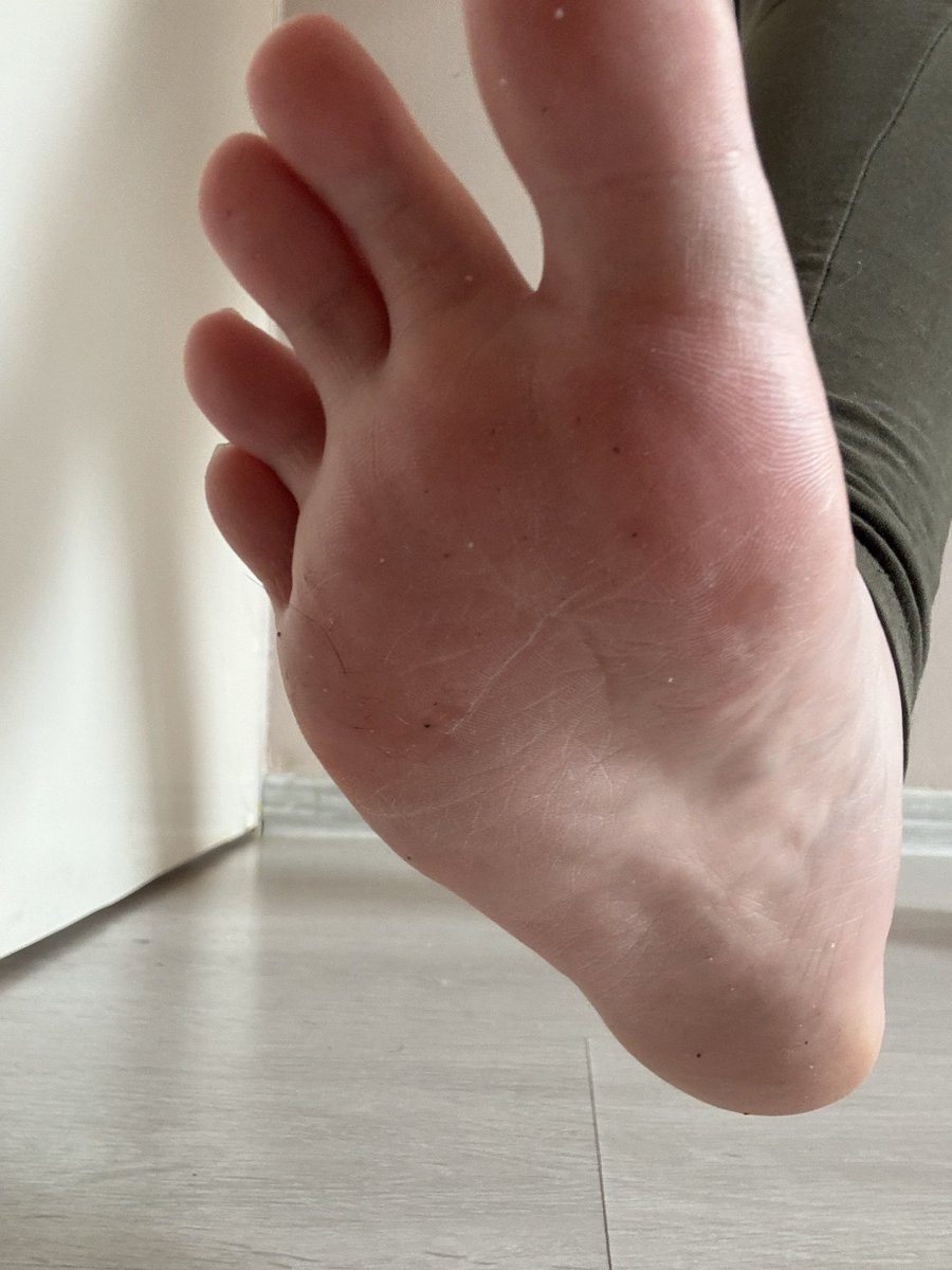 Spójrz na siebie jesteś taki słaby nie wytrzymujesz beze mnie ani jednego dnia każdy dzień bez mojego posta równa się pustka nie możesz zapomnieć tego kim jesteś zostałeś zahipnotyzowany 😵‍💫 marny frajerze w niewoli moich boskich stópek oraz dużej boskiej pupy ciągle się starasz