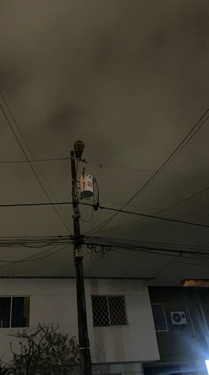 Estimados Sres. <a href="/servicioscnelep/">Servicios CNEL EP</a> <a href="/CNEL_EP/">CNEL EP</a>, solicitamos por este medio que se cambie la luminaria del poste 202061
En la Urb. Paraíso del Río. Presenta intermitencia hace varios días