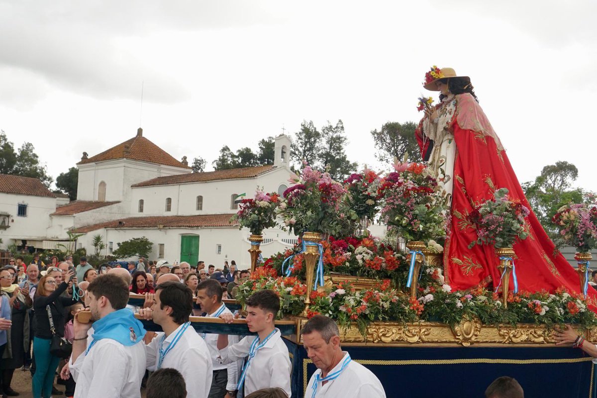 El consejero de @presidencia_ext, @Abel_Bautista, junto con el alcalde de #Badajoz, @BarreraGragera, ha asistido hoy a la romería con motivo de la festividad de la Virgen de #Bótoa y ha acompañado a la Hermandad durante la procesión. 

#tradiciones #identidadextremeña