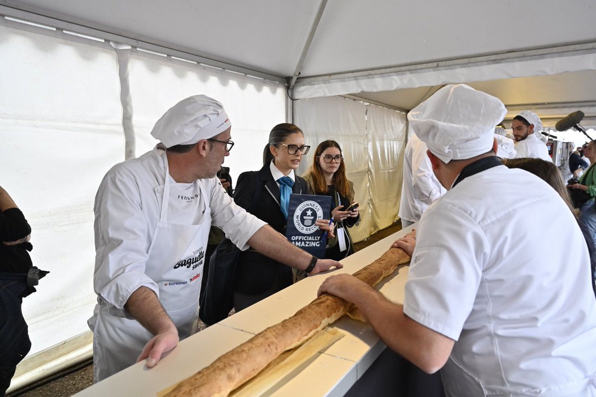 [🥖🇨🇵#Suresnesbaguetteshow]
Encore quelques cm de #baguette… Le contrôle du #guinessworldrecords est en cours… 🙏🤞
@cnbpf @FerreroFr @NutellaFR