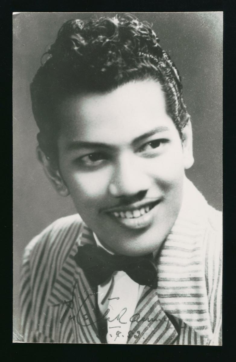 SEMPALAN. P. Ramlee pernah sangat tenar di Indonesia 1950-an. Filmnya bikin bioskop sesak. Suaranya menghiasi corong radio. Gaya pria keturunan Aceh ini digandrungi &amp; ditiru — dari busana, cara bicara, pun potongan rambut.

Namanya namun tenggelam seiring bergulirnya Konfrontasi.