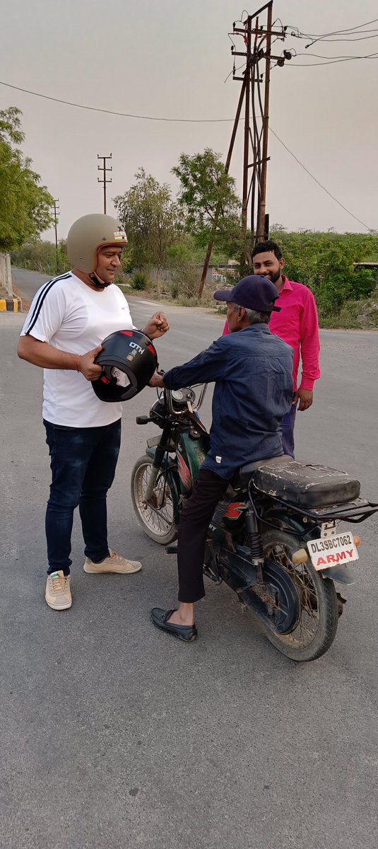 टोपी निकालने के लिए तैयार नहीं थे चाचा. इनका हमेशा के लिए टोपी निकाल कर अपने पास रख लिया और हेलमेट पहना दिया.🚦🇮🇳
सड़क दुर्घटना मुक्त भारत हेलमेट मैन.
#Roadsafety #Helmetmanofindia #Savelives #Helmetman #Helmet