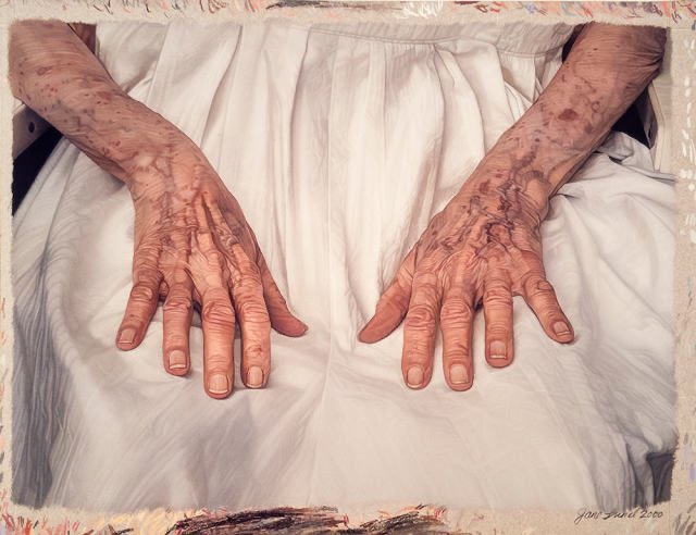 Me impresiona mucho este pastel de Jane Lund en el que retrata las manos que la cuidaron, las manos de su madre (2000).