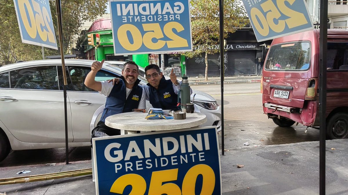 Parte de la barra de la lista 75 esperando al candidato @jorgegandini en 8 de Octubre y Larravide