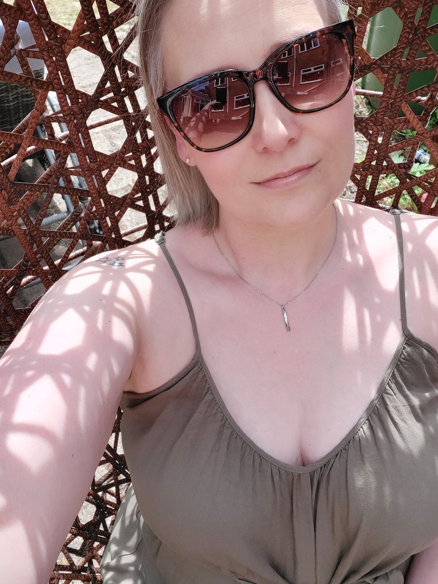 Finally dress weather 🥳 done some more garden tidy this morning so now relaxing in the sun and enjoying it whilst it lasts 😎🌞