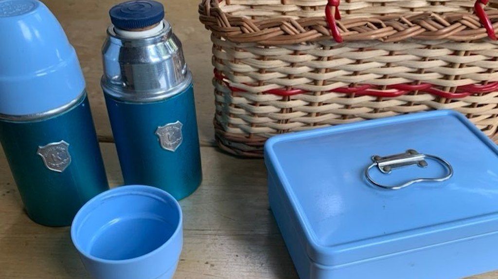 Fantastic #vintage picnic set for the kids. two flasks & a Bakerlite sandwich boxed all packed in a cute shopping basket. bit.ly/1QKRoUE 

#bankholiday #sundayafternoon #familyouting #picnic