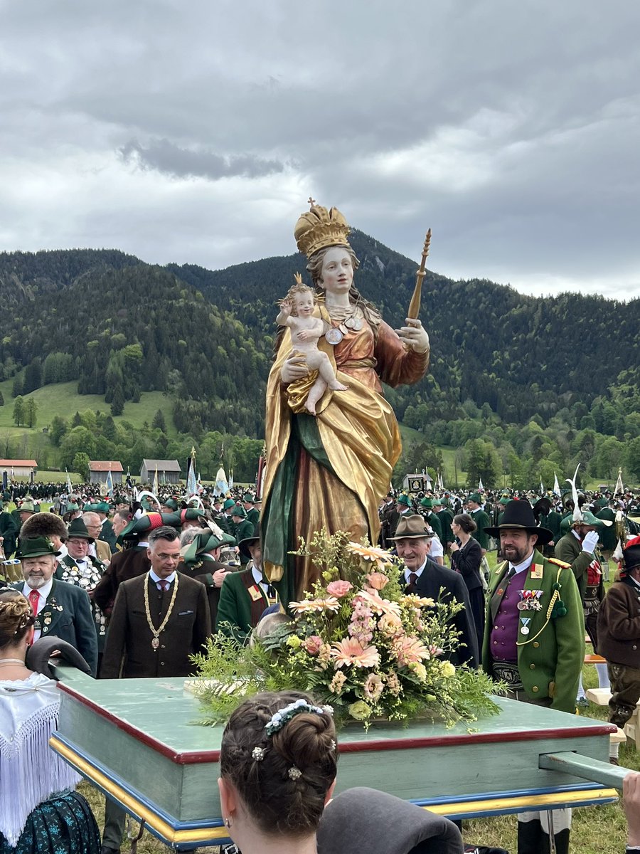 Eine besondere Ehre: Mein erster Patronatstag als Gebirgsschütze. Gemeinsam mit unserem Ministerpräsidenten Dr. Markus Söder, S.E. Kardinal Reinhard Marx, Landeshauptmann Martin Haberfellner und rund 4.000 Gebirgsschützen durfte ich dieses Hochfest der bayerischen Tradition in…