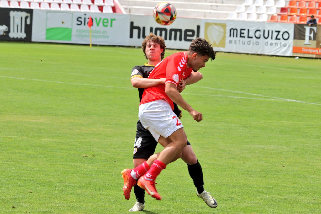 DEPORTE | ⚽ La alcaldesa @JudithPiquet y otros miembros de la corporación municipal, acompañando en 'El Val' a la @rsda_oficial en su partido 🆚 @RayoVallecano B. El partido se saldó con una derrota rojilla (1-3) que complica terminar en puestos de PlayOff de ascenso, pero aún…