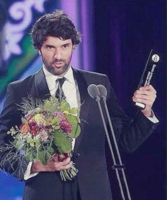 And the fact that he won his Seoul Drama award competing with an Oscar winner like Adrien Brody! 😏🫰🏻🤍💥🏅

#EnginAkyürek #KaraParaAşk