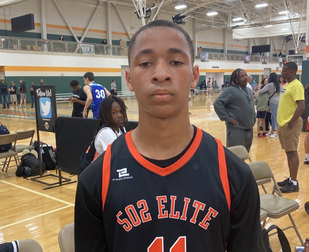 Jaquay Gabriel @QuayGabriel2027 stuck out on Friday evening as a showstopping point guard. He was jumping past his opponents on the way to finishes at the rim. STORY: ontheradarhoops.com/otr-hoops-on-t…