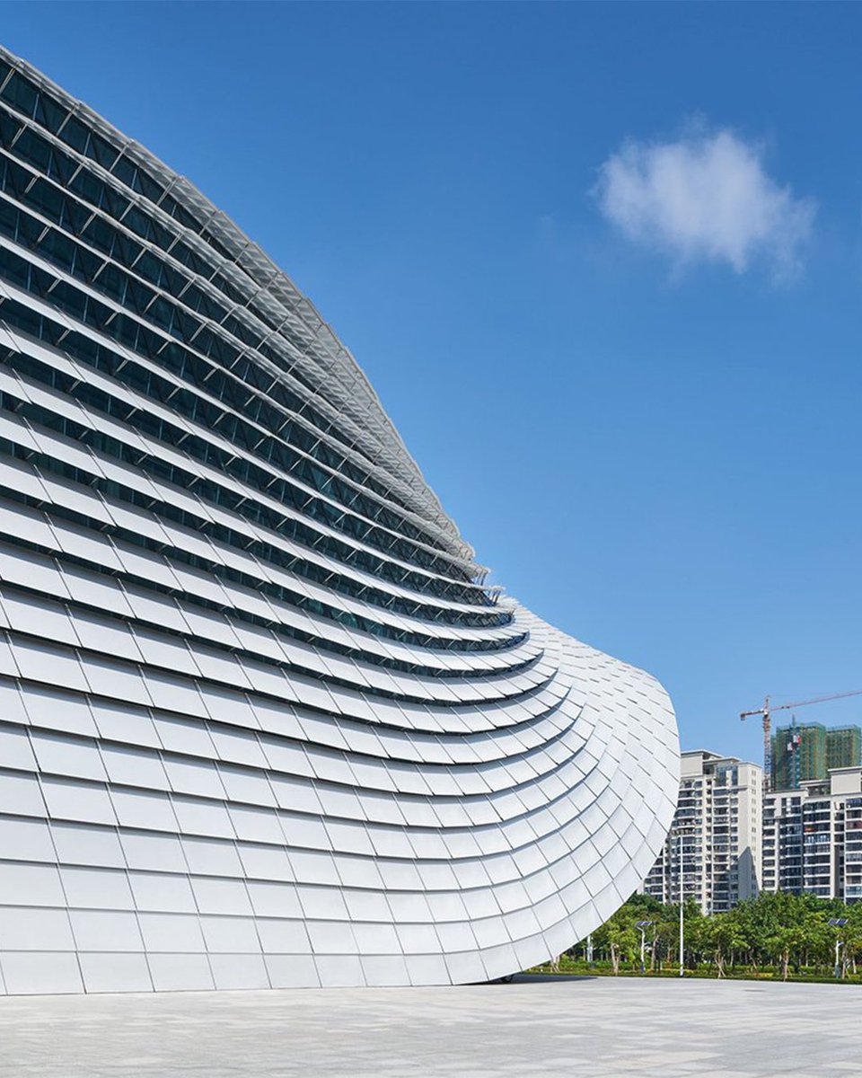 The Hainan Chronicles Hall, created by Zhubo Design, has a rolling wave shape that creates a dynamic appearance while forming a huge opening to naturally lead people to the inside. Located in the Hainan Cultural Park in Haikou City, the smart surface resembles a flag waving in…