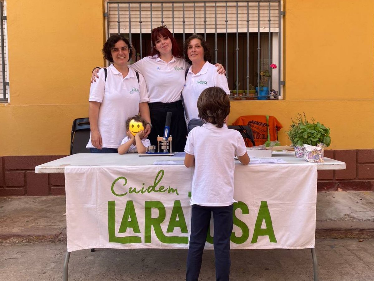 Hui hem estat en #lavalvanerareviscola per a fer suport a la iniciativa amb un taller de xapes i per a donar a conéixer el nostre treball al veïnat.
Que important és reivindicar, cuidar i sentir els nostres barris!