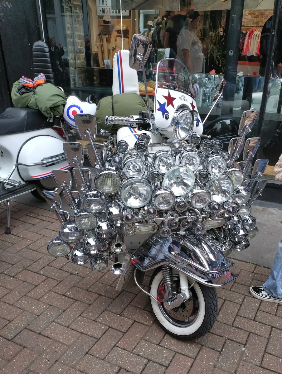 Fun day out in #London yesterday at the #BuckinghamPalaceScooterRun 👨🏼‍👩🏼‍👧🏼🩷🛵🏙️

#buckinghampalacerideout #photography #scooters #scooterrideout #lambretta #vespa #mods #mod #wearethemods #modstyle #60sstyle #swingingsixties #carnabystreet #oxfordstreet #bankholidayweekend