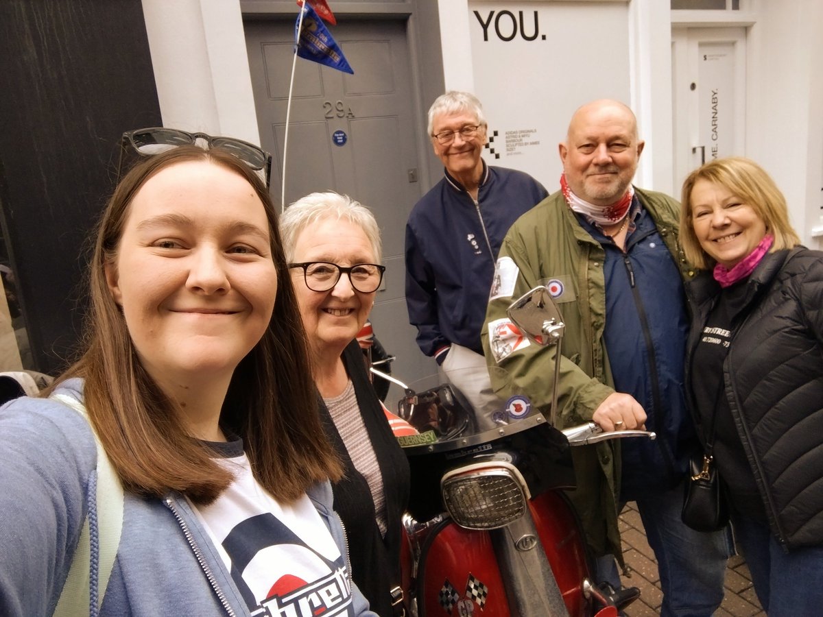Abby_Claree's tweet photo. Fun day out in #London yesterday at the #BuckinghamPalaceScooterRun 👨🏼‍👩🏼‍👧🏼🩷🛵🏙️

#buckinghampalacerideout #photography #scooters #scooterrideout #lambretta #vespa #mods #mod #wearethemods #modstyle #60sstyle #swingingsixties #carnabystreet #oxfordstreet #bankholidayweekend https://t.co/n0AWm1jXkK