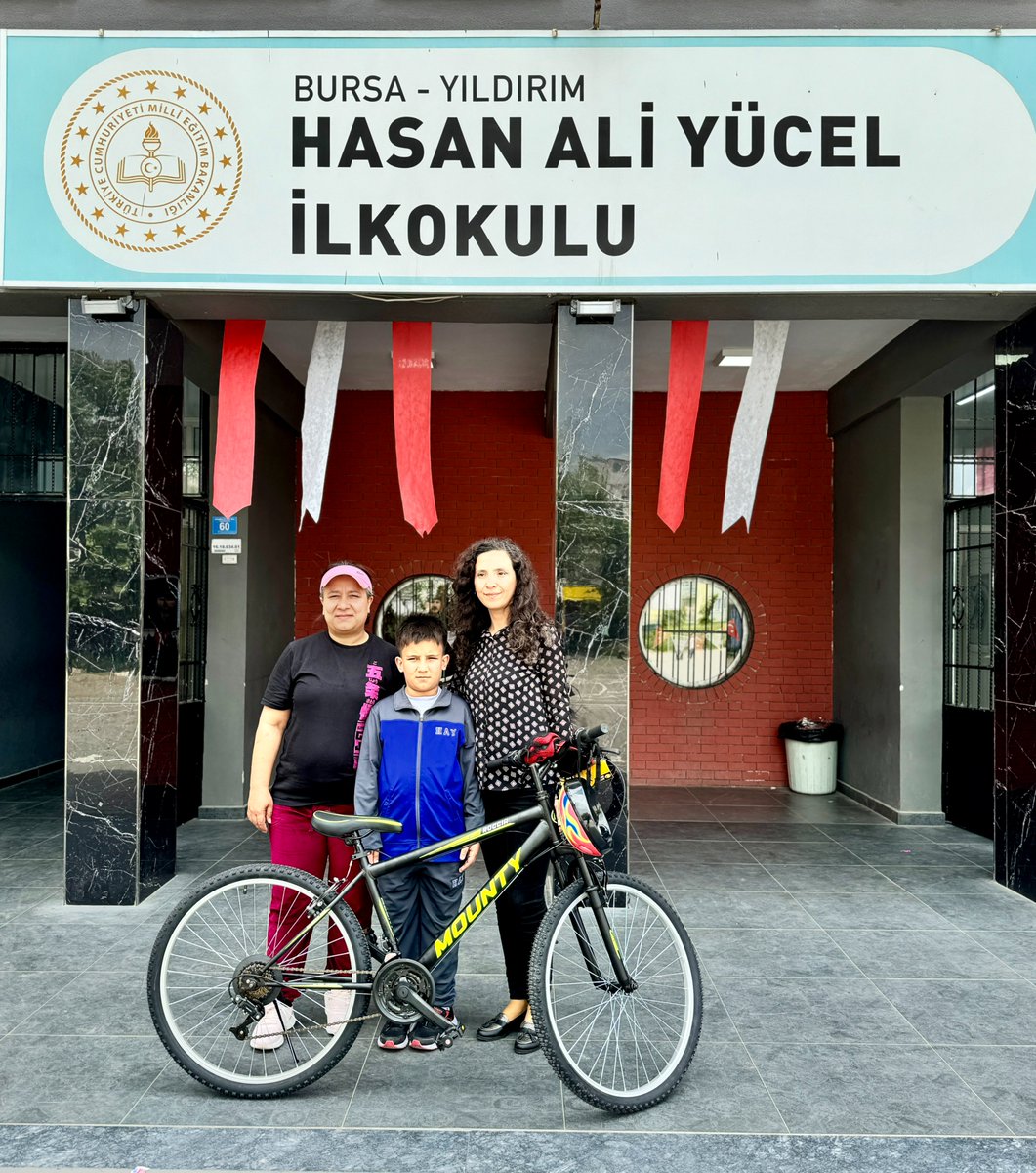 Hasan Ali Yücel İlkokulu Bursa (@h_a_y_ilkokulu) on Twitter photo Şehrin Akıllı Çocukları Resim Yarışması Projesi'nde 4/C Sınıfından öğrencimiz, Süleyman TORUNOĞLU 2. olmuştur. Öğrencimizi ve öğretmeni Filiz Göçer'i tebrik eder, öğrencimizin başarılarının devamı dileriz.<a href="/yildirimilcemem/">Bursa Yıldırım İlçe Milli Eğitim Müdürlüğü</a> <a href="/fmapfre/">Fundación MAPFRE</a> Şehrin Akıllı Çocukları Resim Yarışması Projesi'nde 4/C Sınıfından öğrencimiz, Süleyman TORUNOĞLU 2. olmuştur. Öğrencimizi ve öğretmeni Filiz Göçer'i tebrik eder, öğrencimizin başarılarının devamı dileriz.<a href="/yildirimilcemem/">Bursa Yıldırım İlçe Milli Eğitim Müdürlüğü</a> <a href="/fmapfre/">Fundación MAPFRE</a>